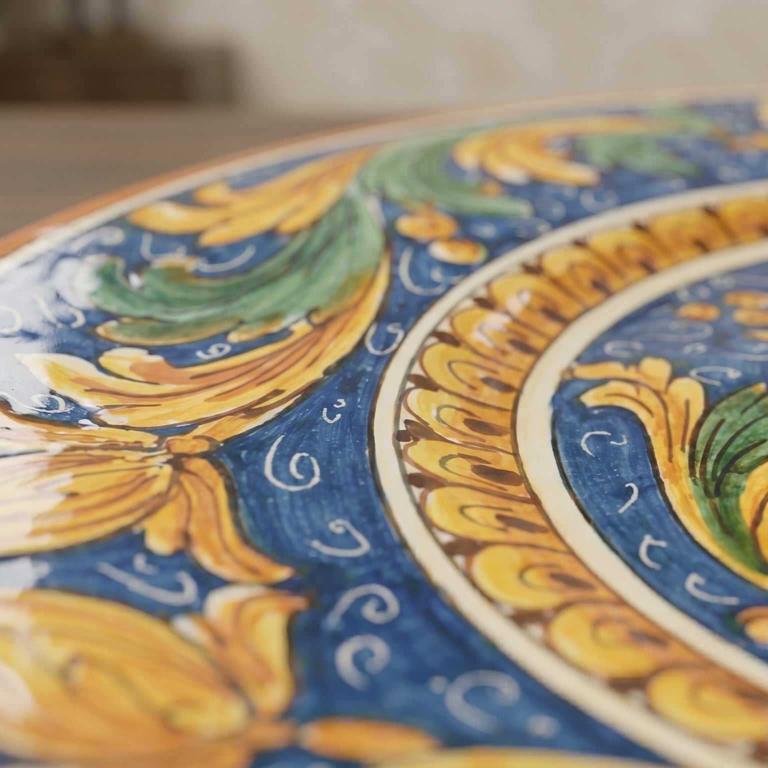 Caltagirone-Keramik Trinacria-Teller — Ornato Calatino