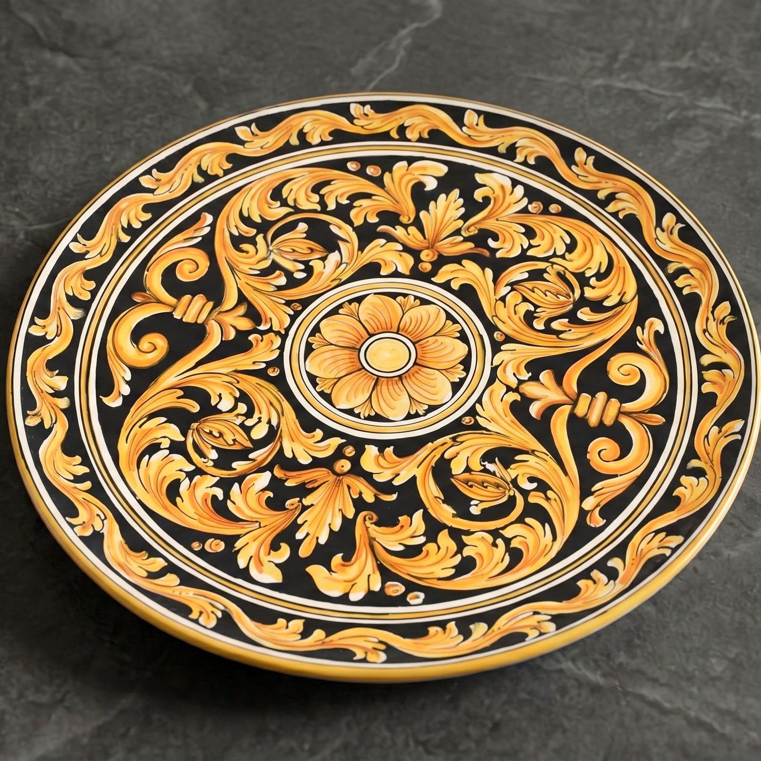 Assiette Artisanale de Caltagirone - Ornato Fondo Noir | Majolique sicilienne de Caltagirone