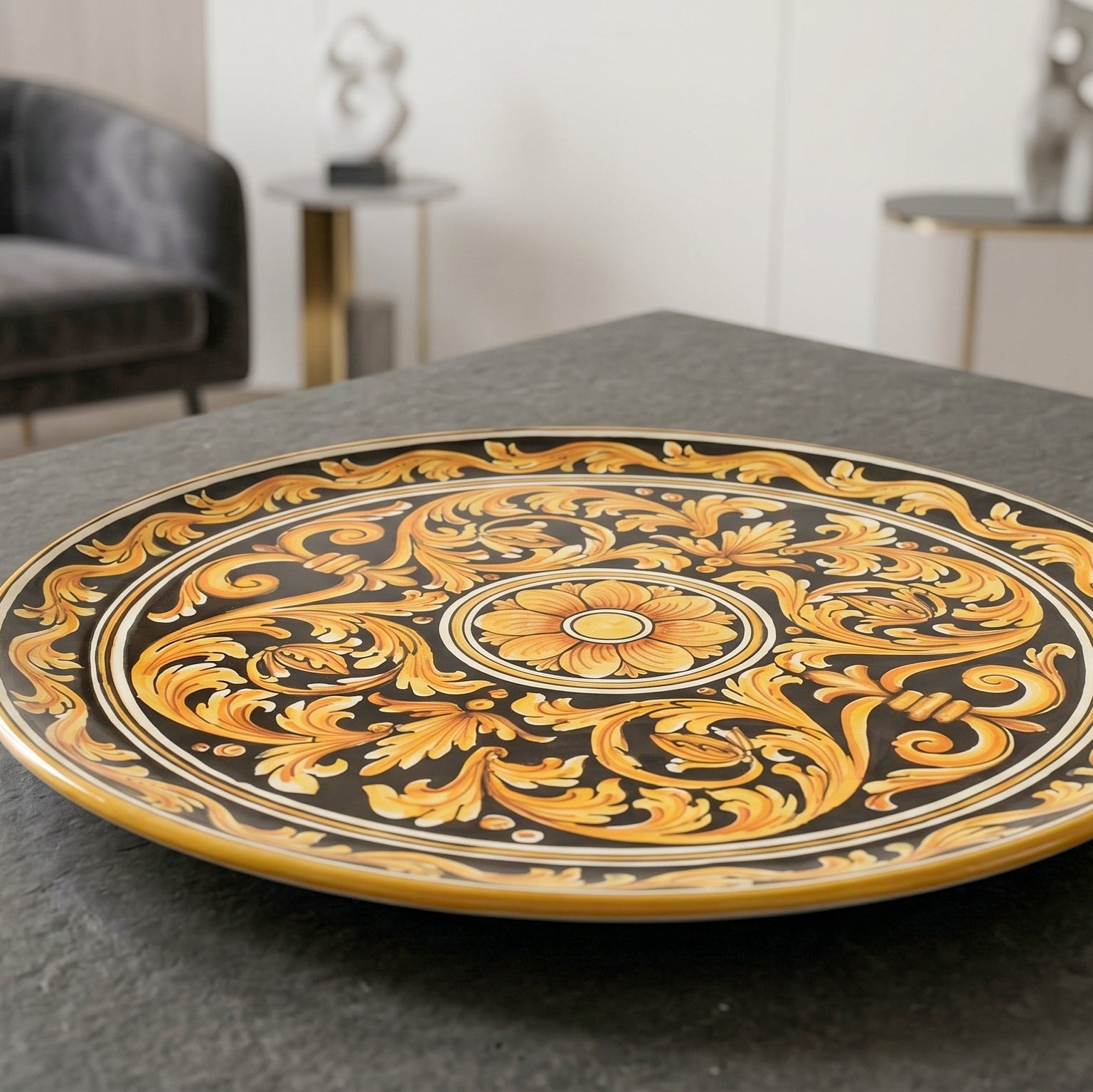 Assiette Artisanale de Caltagirone - Ornato Fondo Noir | Majolique sicilienne de Caltagirone