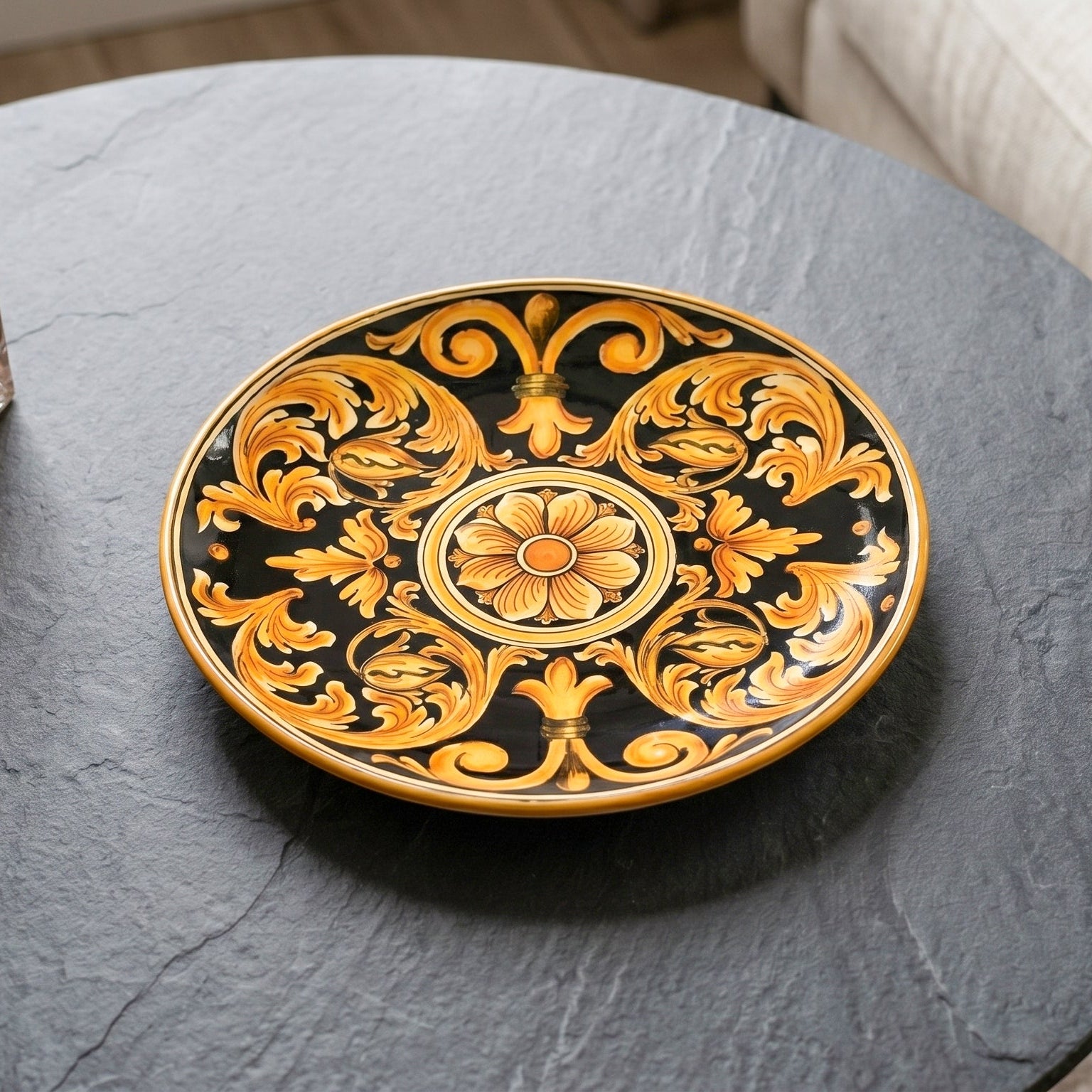 Assiette Artisanale de Caltagirone - Ornato Fondo Noir | Majolique sicilienne de Caltagirone