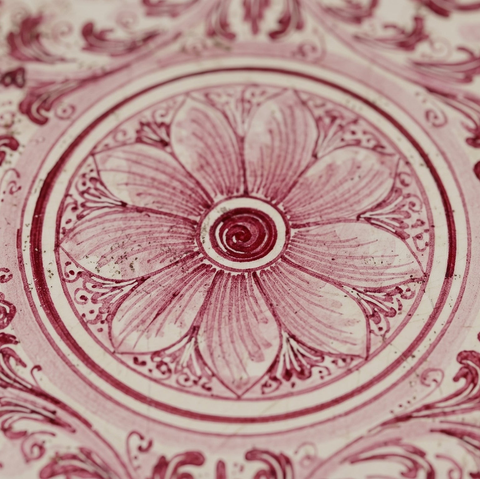 Plato Decorativo Siciliano, Mono Burdeos, Edición de Arte – Cerámica italiana de Caltagirone, Sicilia