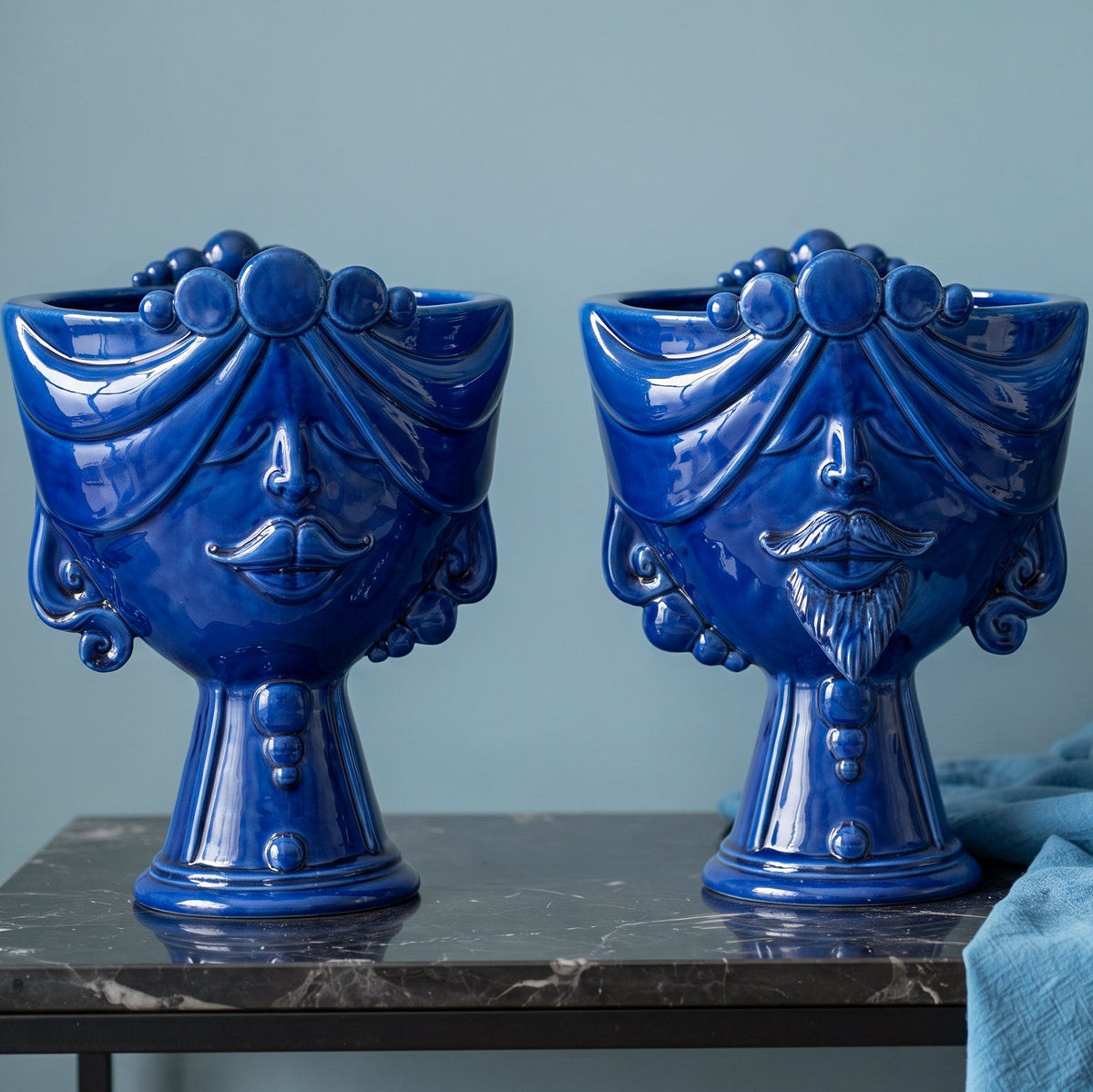 Tête de Maure Zahira H 30 cm – Femme, Bleu Intense – Céramique Caltagirone – tradition sicilienne