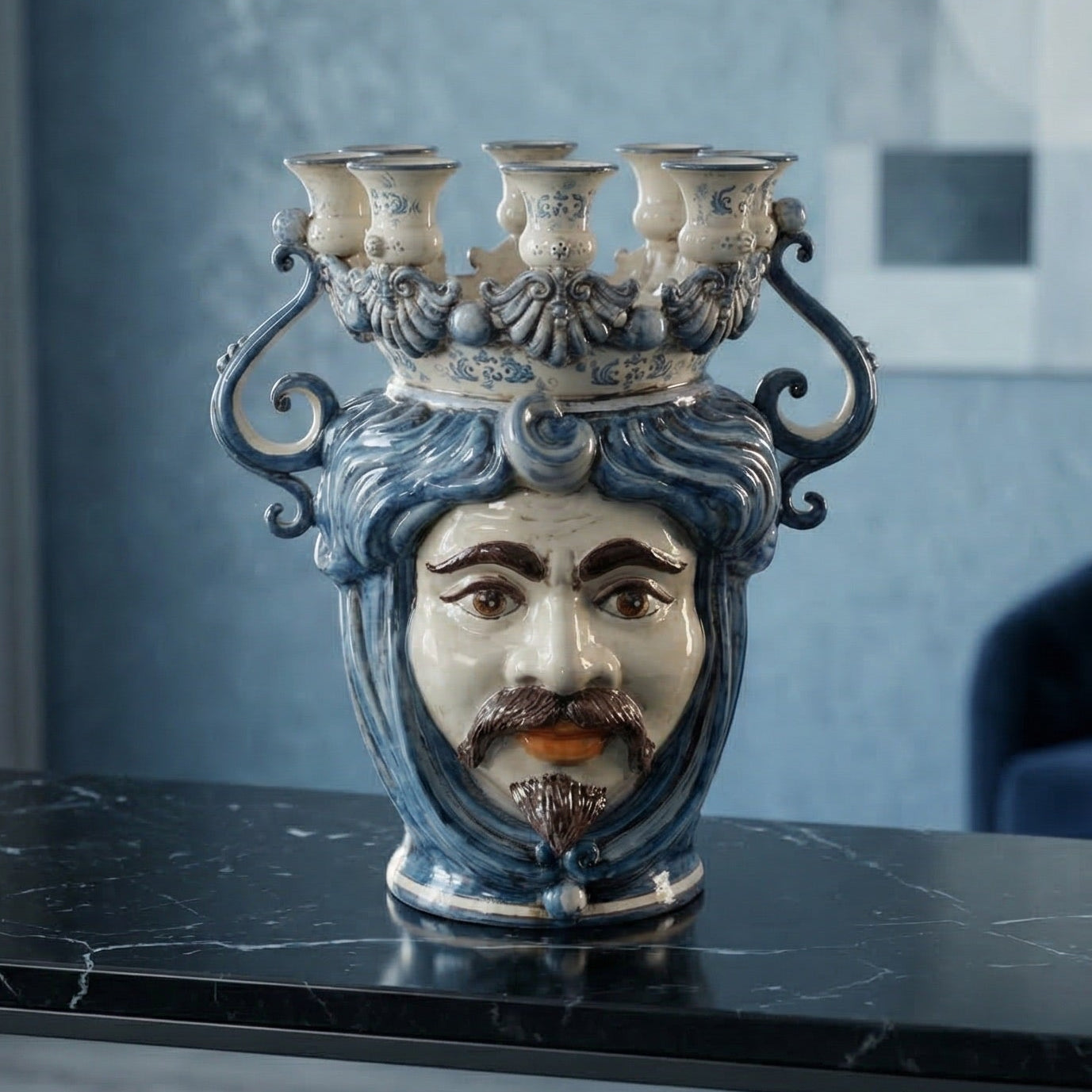 Jarrón Siciliano Candelabro H 40 cm, Hombre Blanco, Mono Azul – Testa di Moro de Caltagirone, Sicilia