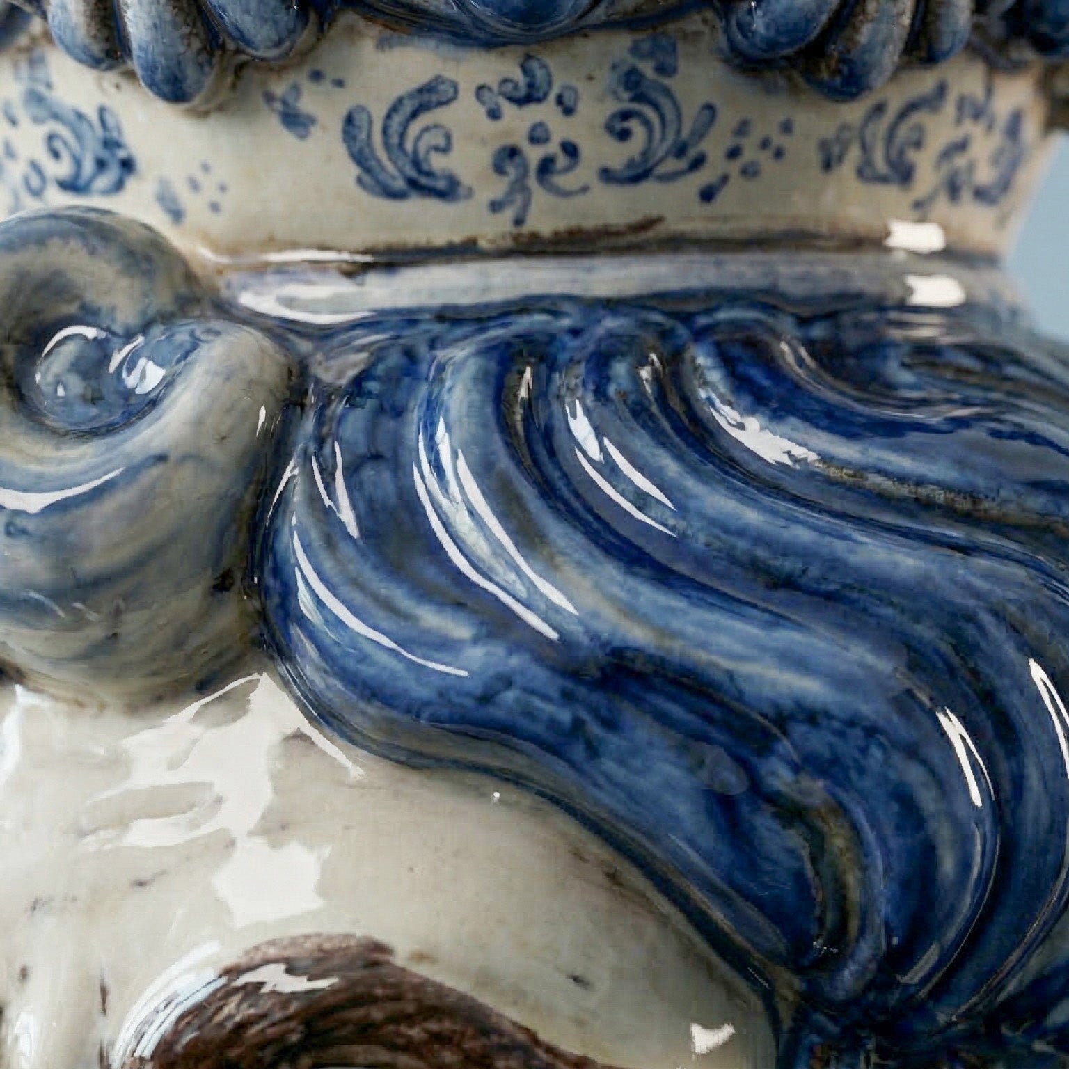 Jarrón Siciliano Candelabro H 40 cm, Hombre Blanco, Mono Azul – Testa di Moro de Caltagirone, Sicilia