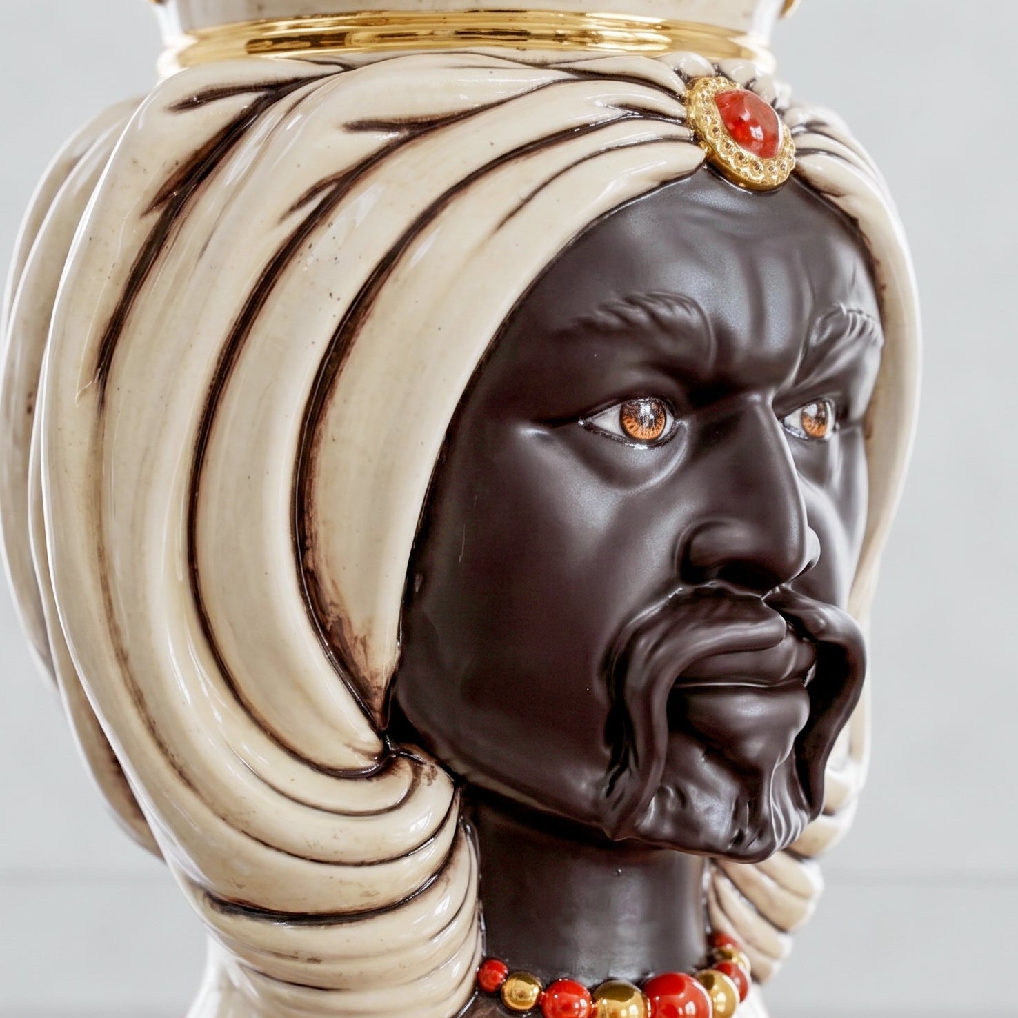 Testa di Moro mit Turban H 25 cm / 9¾" — Moro-Mann, Antikes Perlmutt & Gold | Sizilianische Keramik