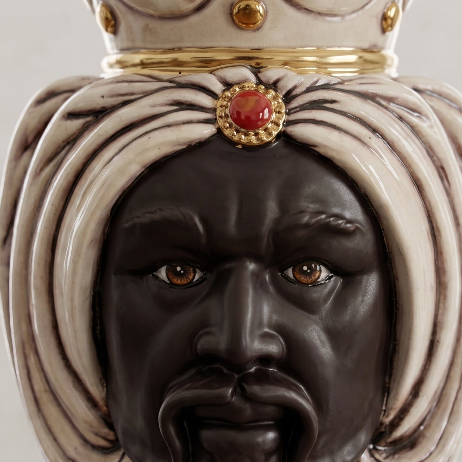 Testa di Moro mit Turban H 25 cm / 9¾" — Moro-Mann, Antikes Perlmutt & Gold | Sizilianische Keramik