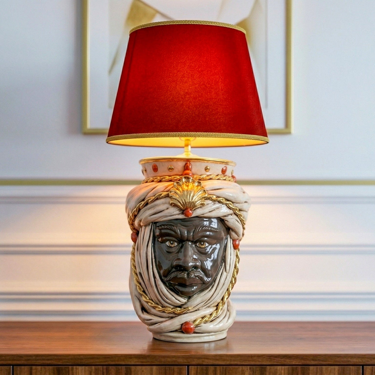 Lampe Tête Touareg à la Couronne H 70 cm (céramique h 40 cm, abat-jour en tissu Ø 45 cm), Homme Maure, Nacre Antiquée, Or et Lustres – Testa di Moro de Caltagirone, Sicile