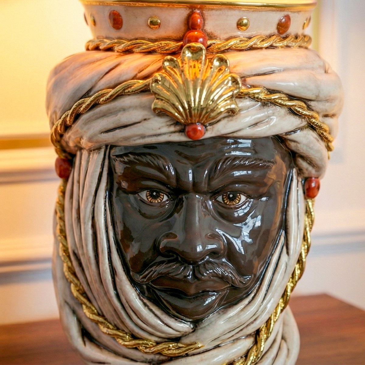 Lampe Tête Touareg à la Couronne H 70 cm (céramique h 40 cm, abat-jour en tissu Ø 45 cm), Homme Maure, Nacre Antiquée, Or et Lustres – Testa di Moro de Caltagirone, Sicile