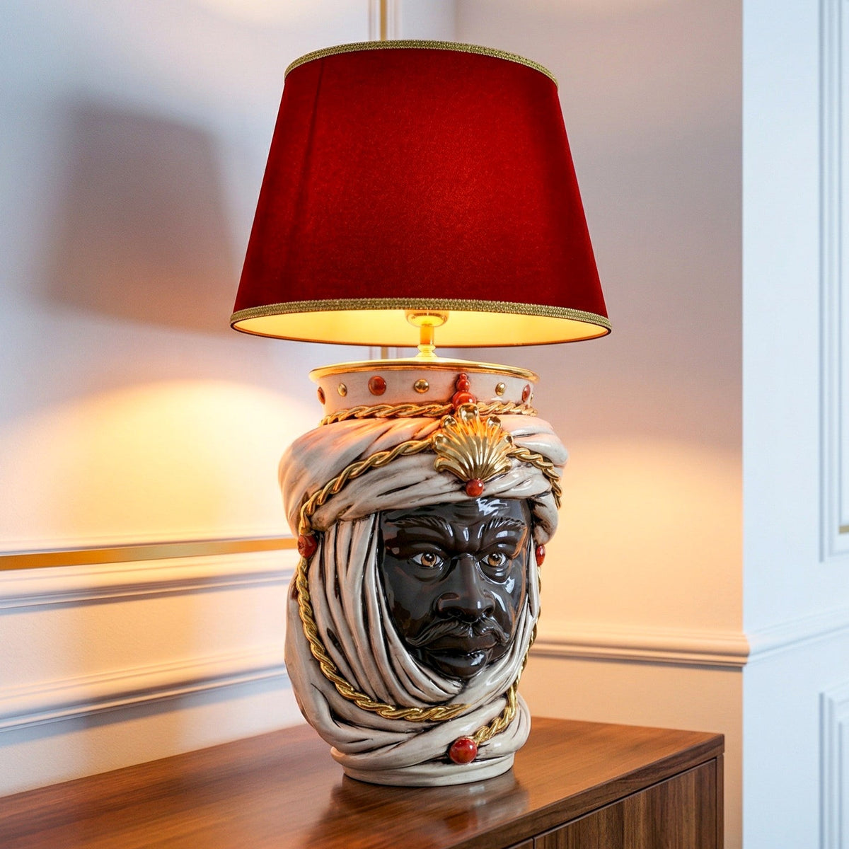 Lampe Tête Touareg à la Couronne H 70 cm (céramique h 40 cm, abat-jour en tissu Ø 45 cm), Homme Maure, Nacre Antiquée, Or et Lustres – Testa di Moro de Caltagirone, Sicile
