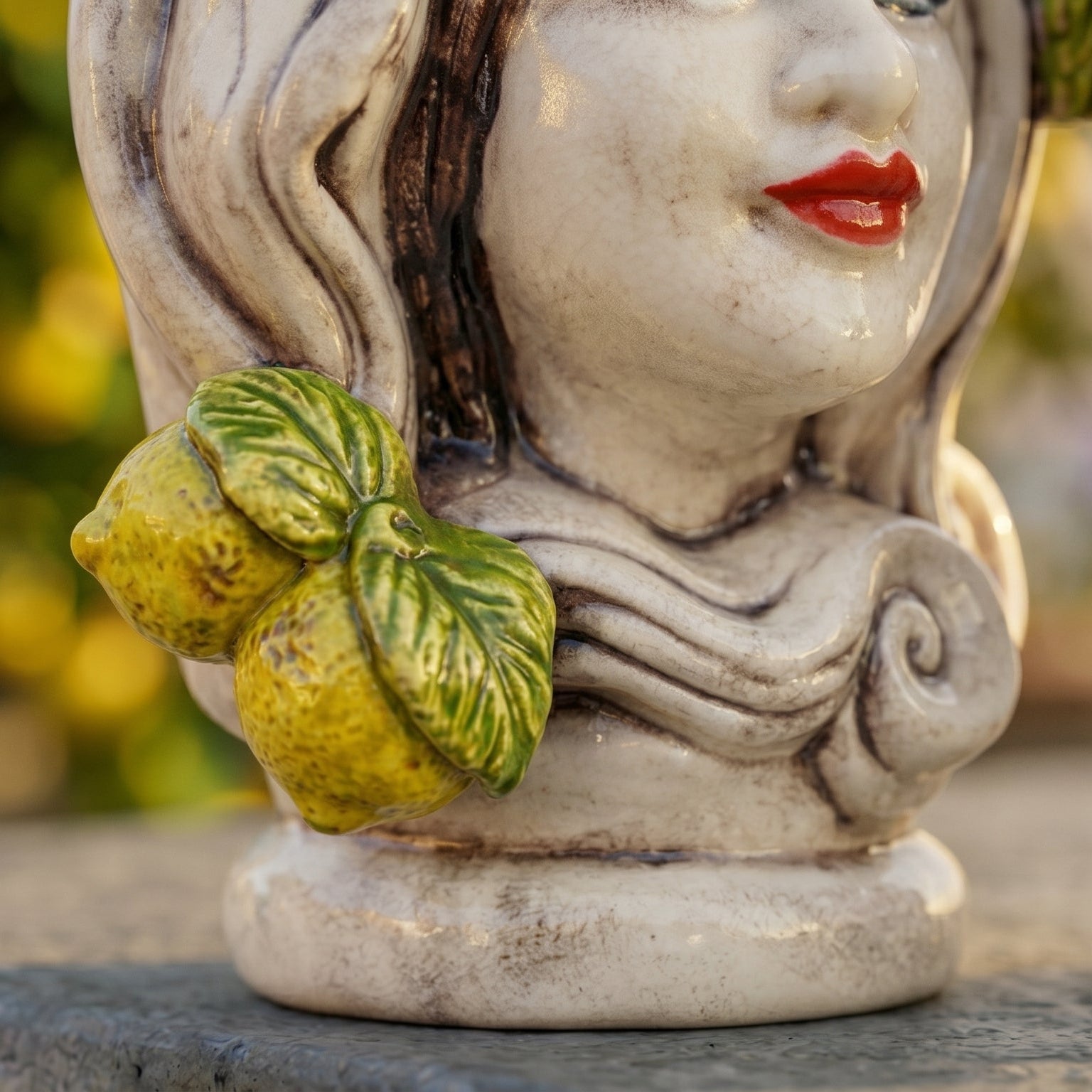 Testa di Moro Frau H 15 cm / 5¾" aus Caltagirone-Keramik — Zitronen Siziliens, Farbiges Perlmutt