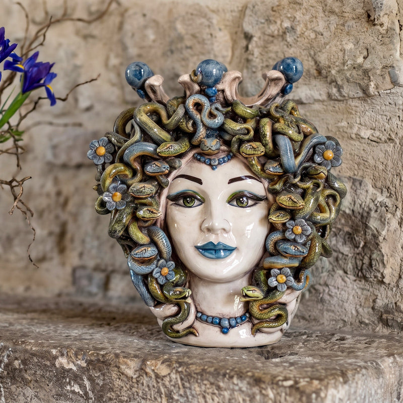 Medusen-Kopf Vase mit blauen Perlen H 38 cm, Antikes Perlmutt – Testa di Moro aus Caltagirone, Sizilien