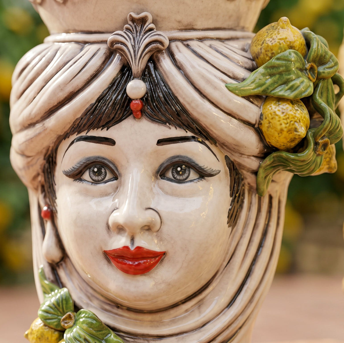 Tête de Maure aux Citrons H 40 cm – Femme, Nacre Colorée – Testa di Moro de Caltagirone, Sicile