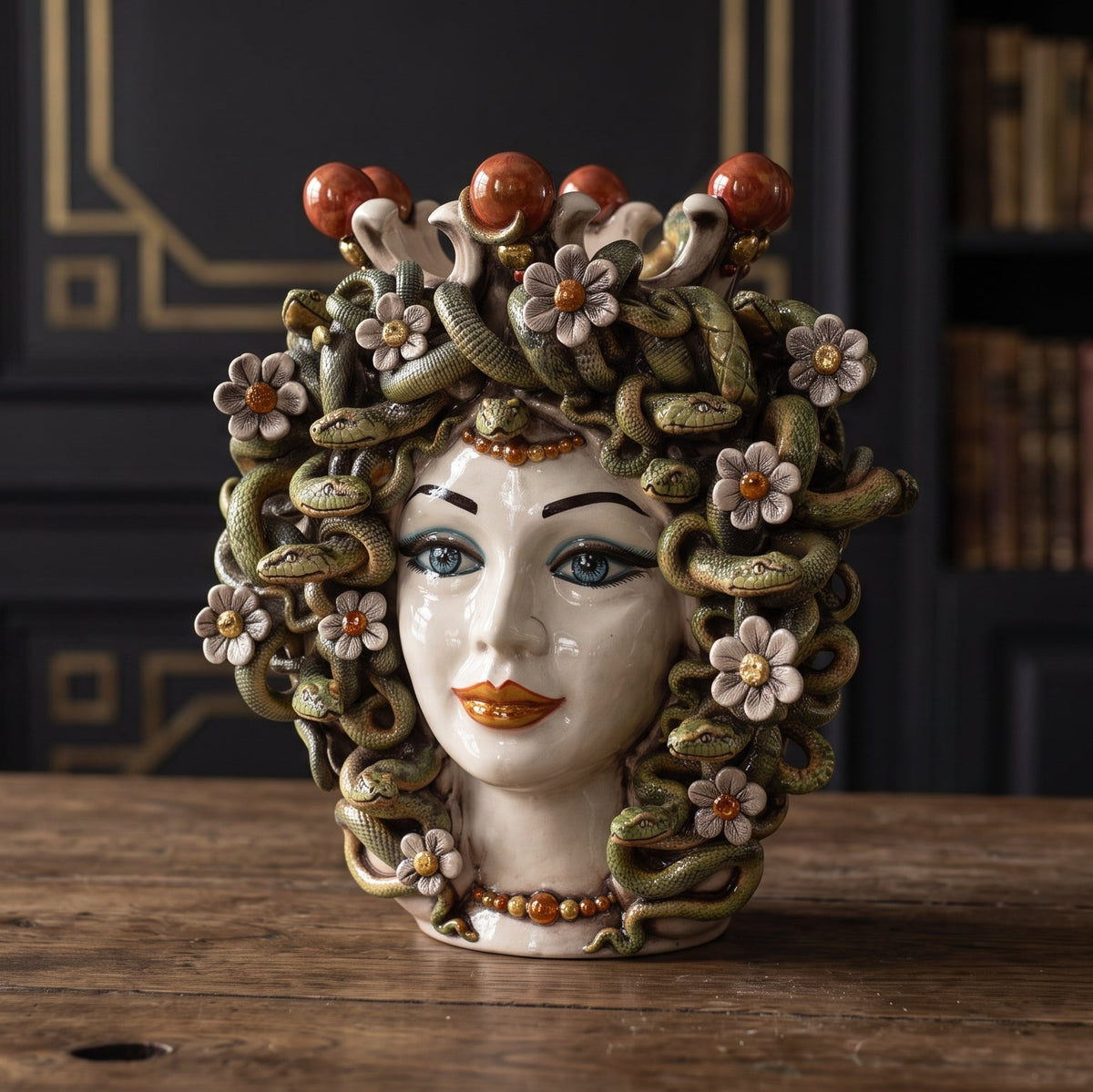Medusen-Kopf Vase mit Blumen H 38 cm, Antikes Perlmutt mit Gold und Lüstern – Testa di Moro aus Caltagirone, Sizilien