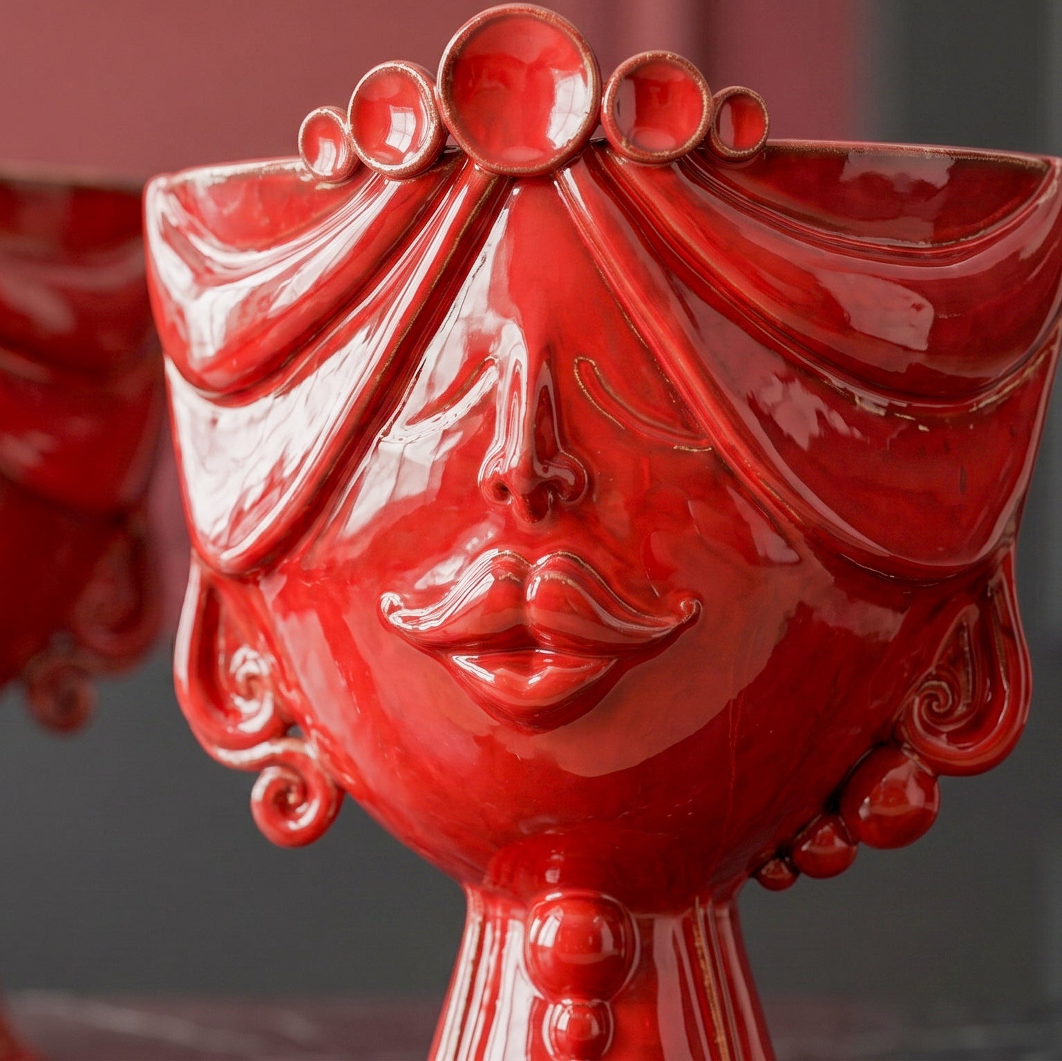 Tête de Maure Zahira H 30 cm – Femme, Rouge Feu – Céramique Caltagirone – tradition sicilienne