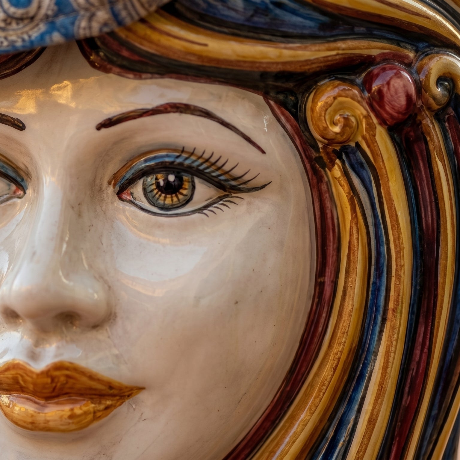 Puf Cerámica Siciliana, Azul y Naranja – Cerámica Caltagirone – tradición artesanal siciliana