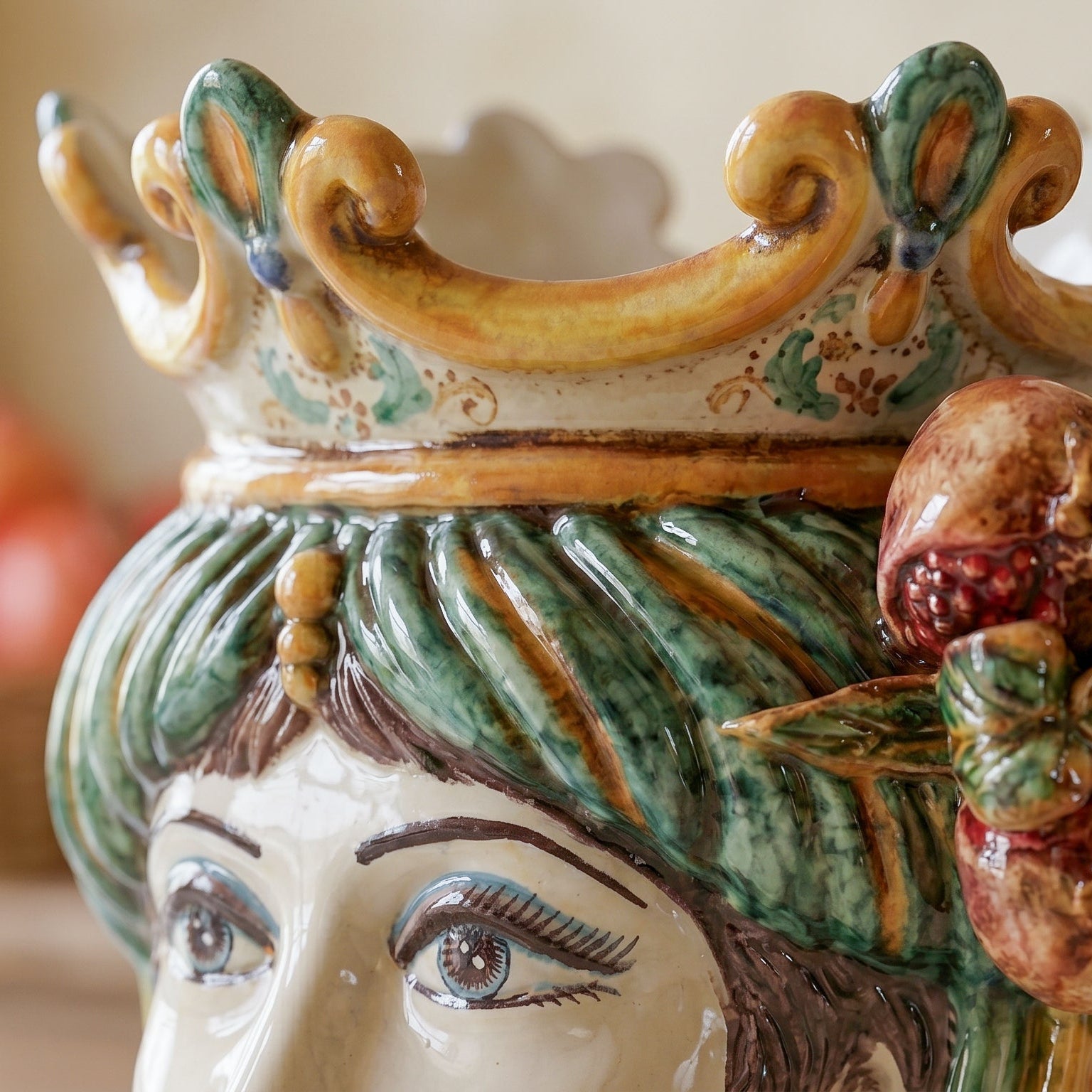 Ceramic Head with pomegranate h 25 green/orange female