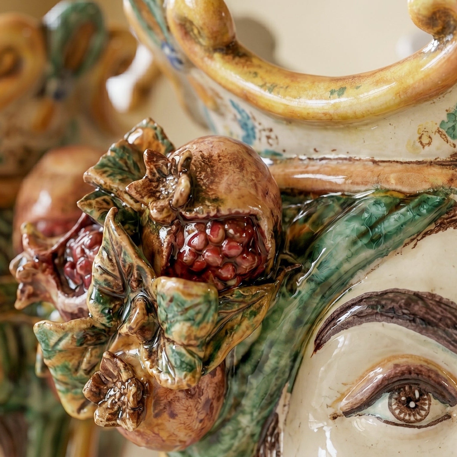 Ceramic Head with pomegranate h 25 green/orange male