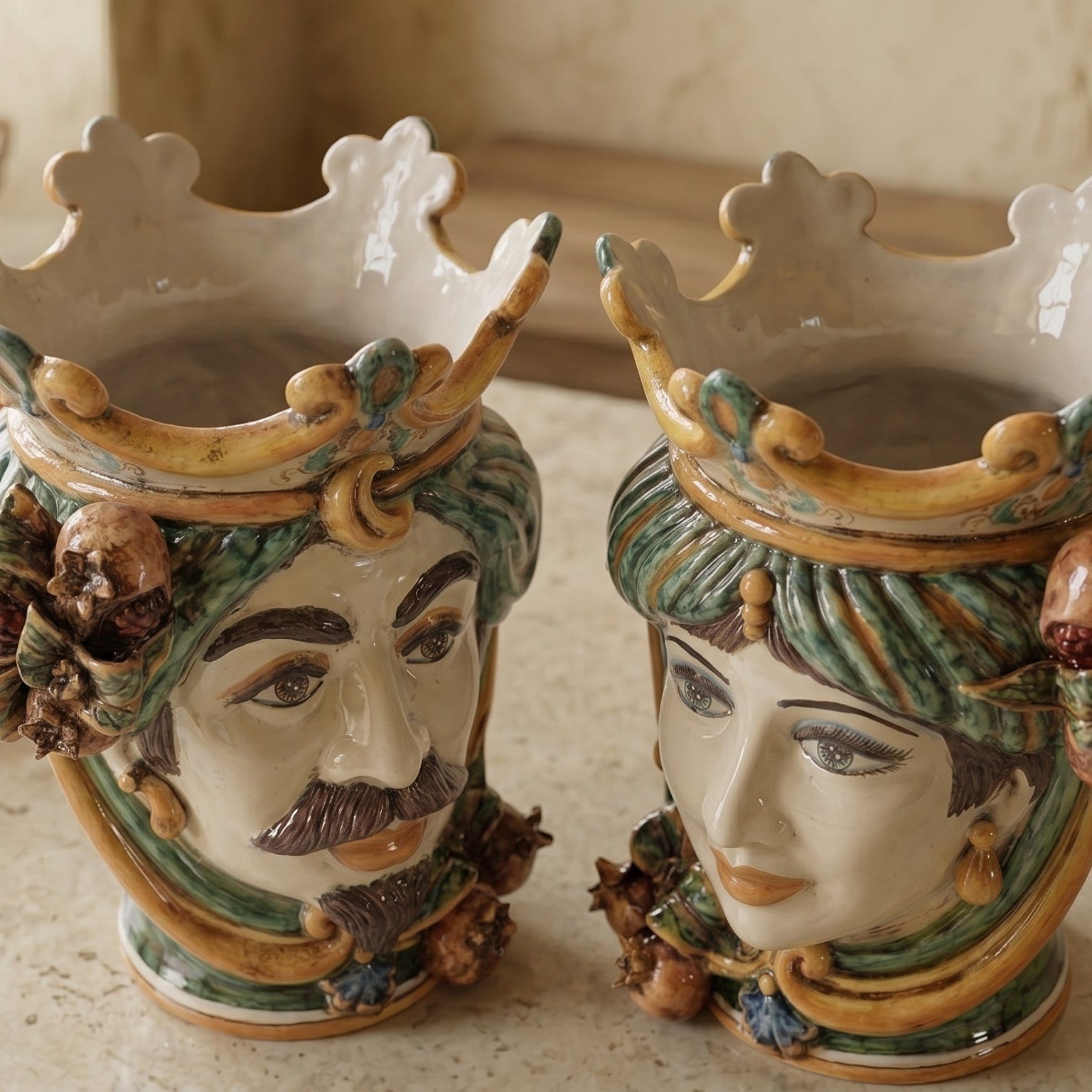 Ceramic Head with pomegranate h 25 green/orange male