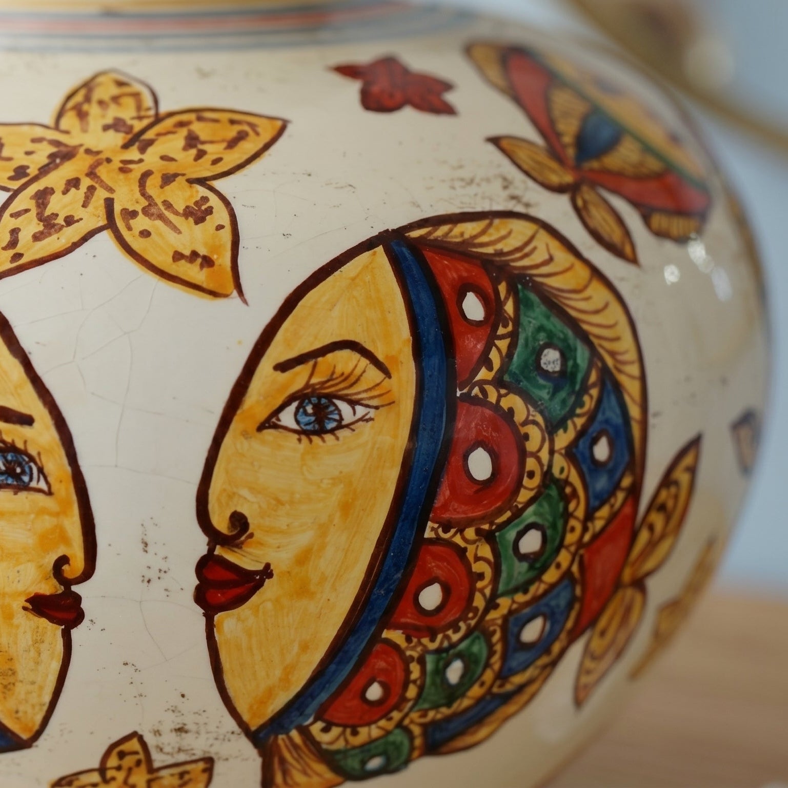 Kugelvase aus Caltagirone-Keramik — Fisch-Dekor