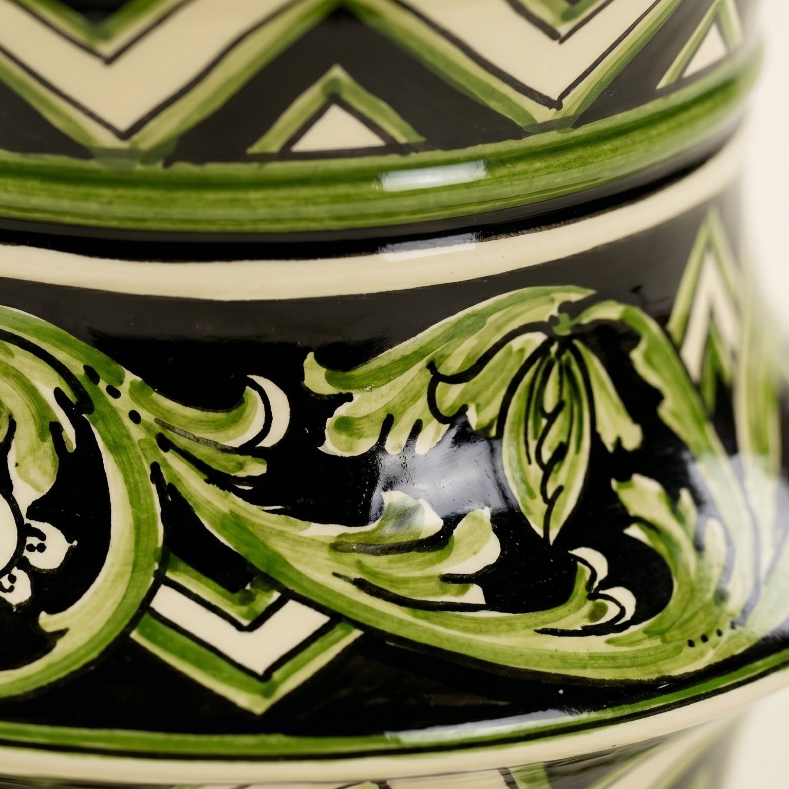 Jarrón Centro de Mesa de Cerámica de Caltagirone H 25 cm Ø 23 cm — Línea Parigi Negro y Verde
