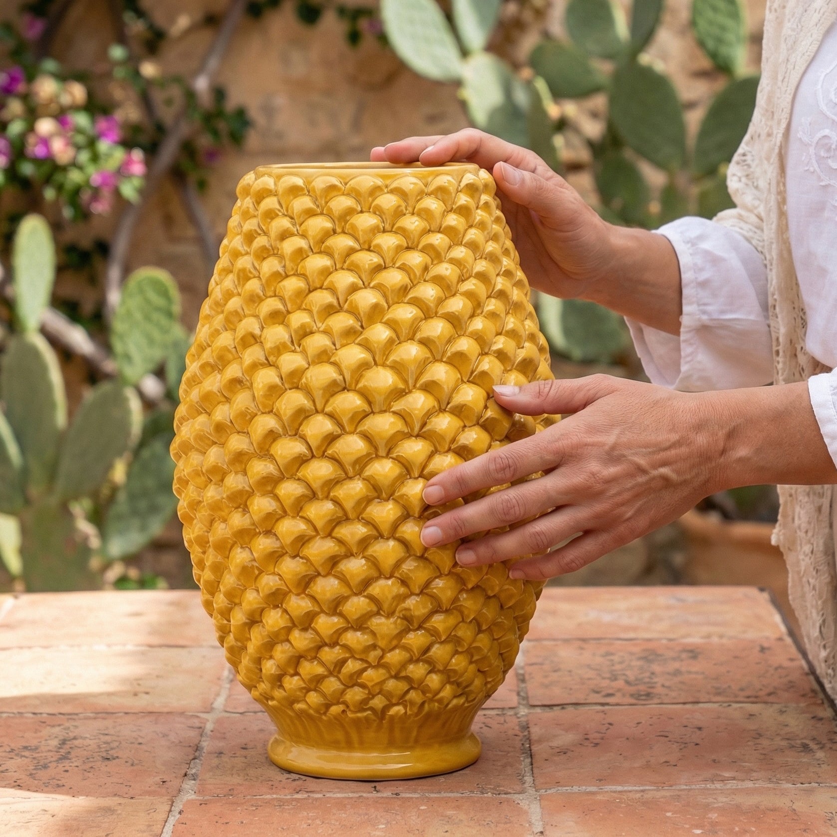 Pinienzapfen-Vase, Senf – Italienische Keramik aus Caltagirone, Sizilien