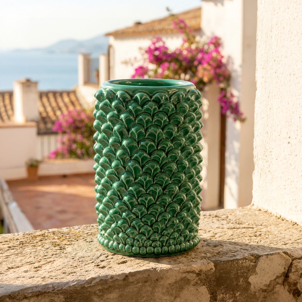 Vaso Pigna cilindro modellata a mano in verde smeraldo