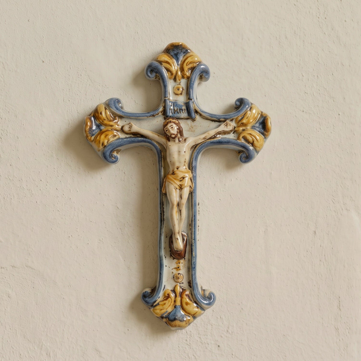 Crucifix en Majolique Sicilienne 16×24 cm - Bleu et Orange | Céramique Caltagirone - artisanat sacré sicilien
