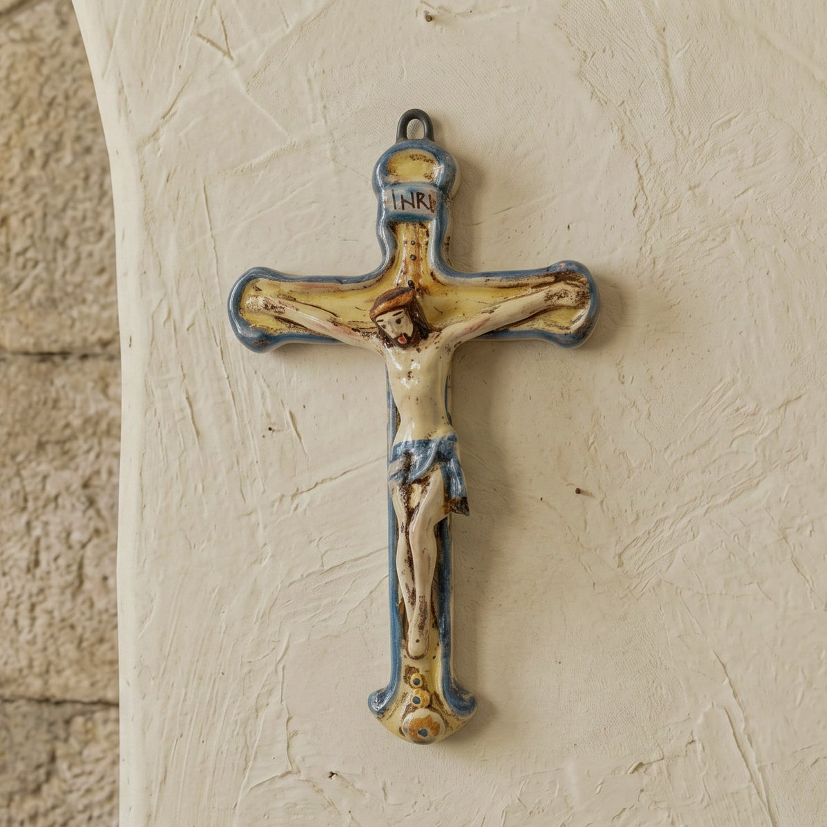 Crucifix en Céramique 10×15 cm, Bleu et Orange – Céramique Caltagirone – artisanat sacré sicilien
