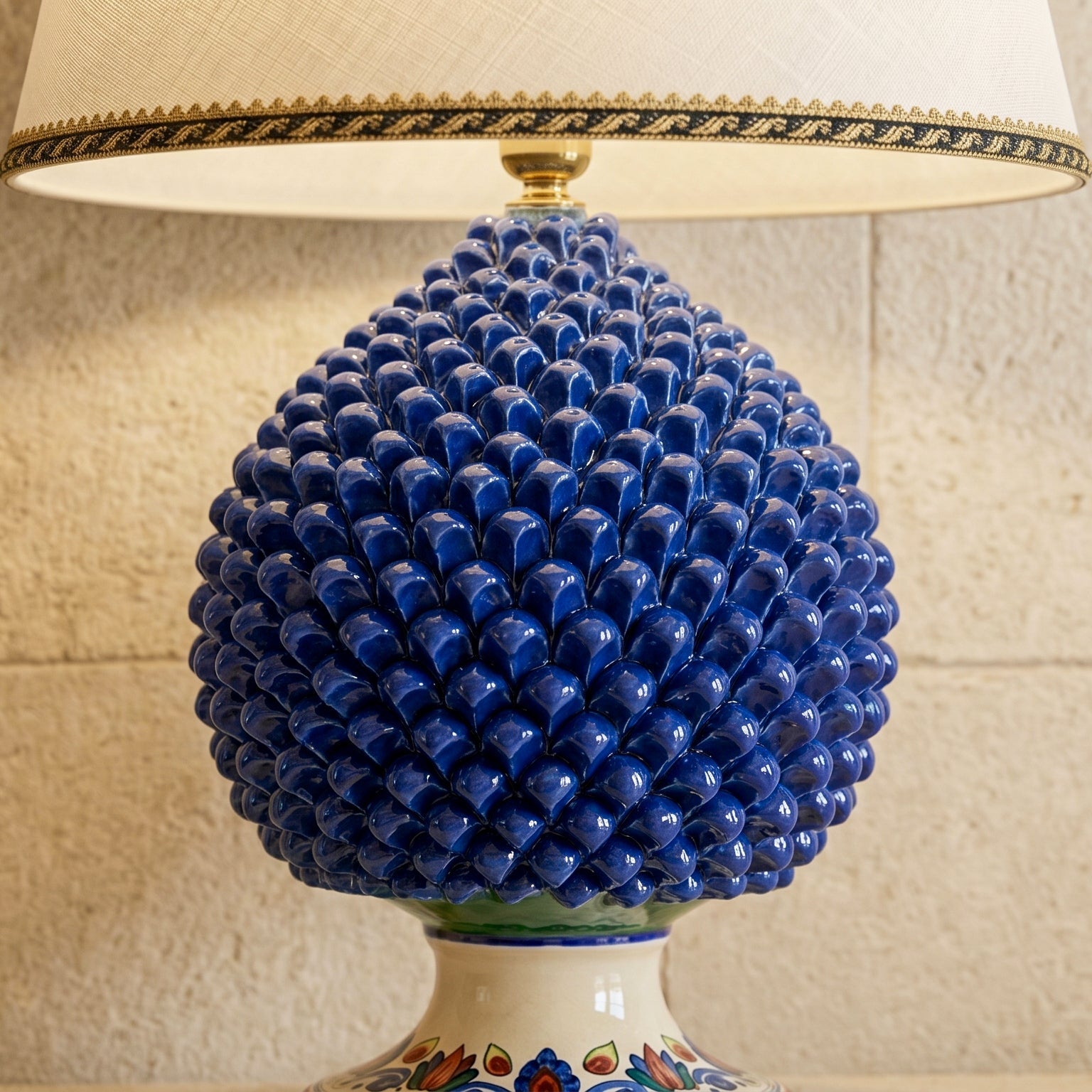 Pinienzapfen-Tischlampe Intensivblau H 30 cm / 11¾" aus Caltagirone-Keramik — Decoro Sicily