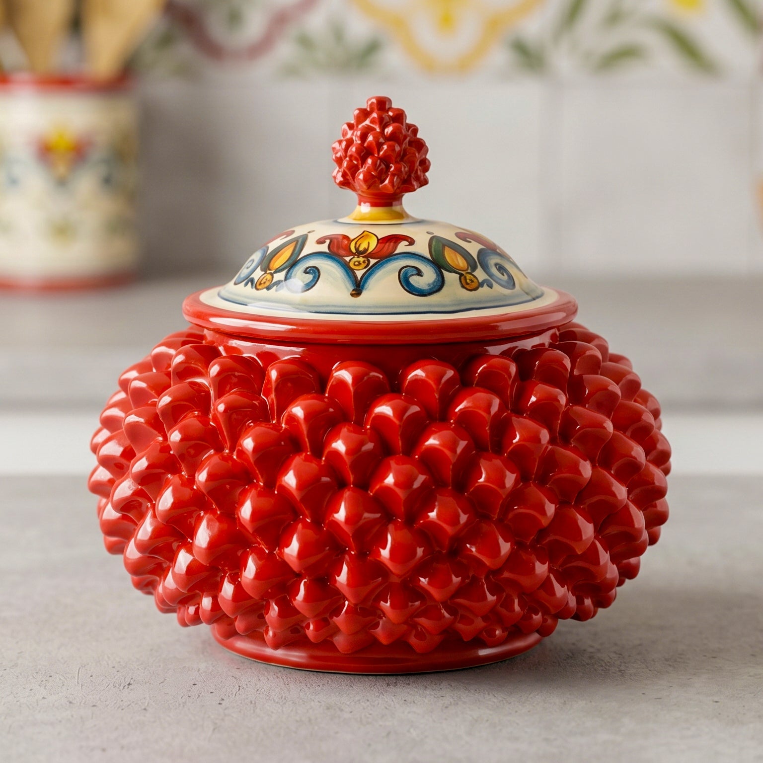 Keksdose Pinienzapfen Ø 20 cm / 7¾" Feuerrot aus Caltagirone-Keramik — Decoro Sicily
