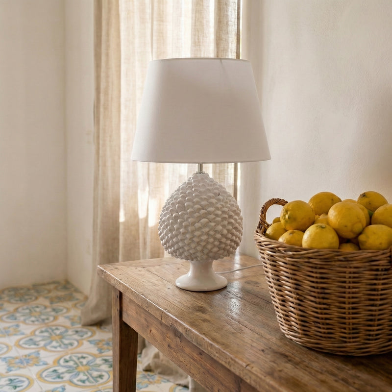 Pinienzapfen-Tischlampe, White Line – Italienische Keramik aus Caltagirone, Sizilien