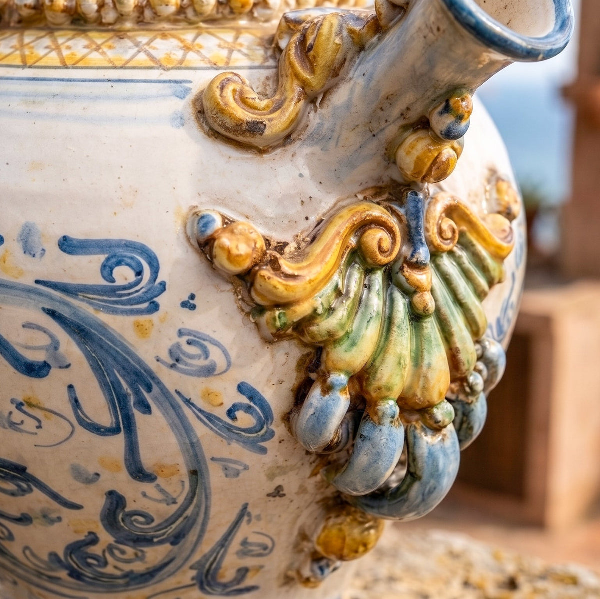 Pichet Boule H 32 cm, Bleu et Orange, Série d'Art – Céramique Caltagirone – artisanat sicilien