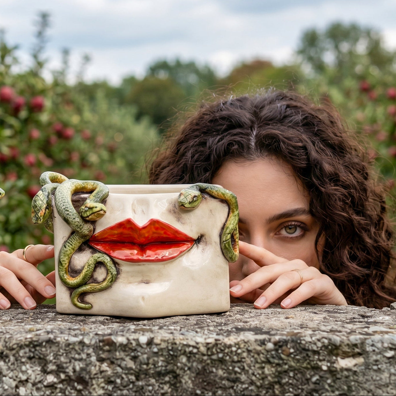 Caltagirone-Keramik Medusa-Dose — Gold- und Lüster-Lippen, Aufgesetzte Schlangen, Antikes Perlmutt