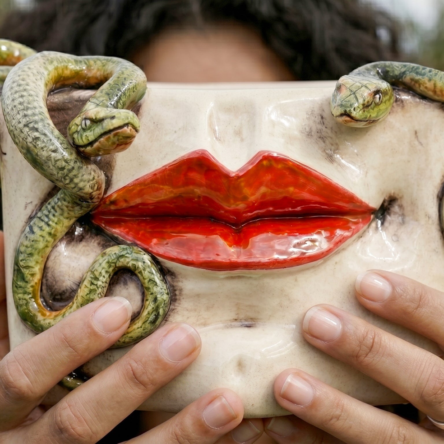 Caltagirone-Keramik Medusa-Dose — Gold- und Lüster-Lippen, Aufgesetzte Schlangen, Antikes Perlmutt