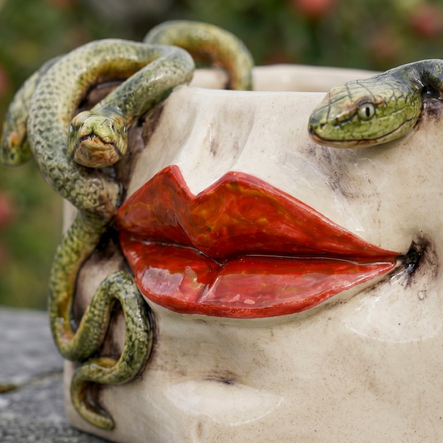 Caltagirone-Keramik Medusa-Dose — Gold- und Lüster-Lippen, Aufgesetzte Schlangen, Antikes Perlmutt
