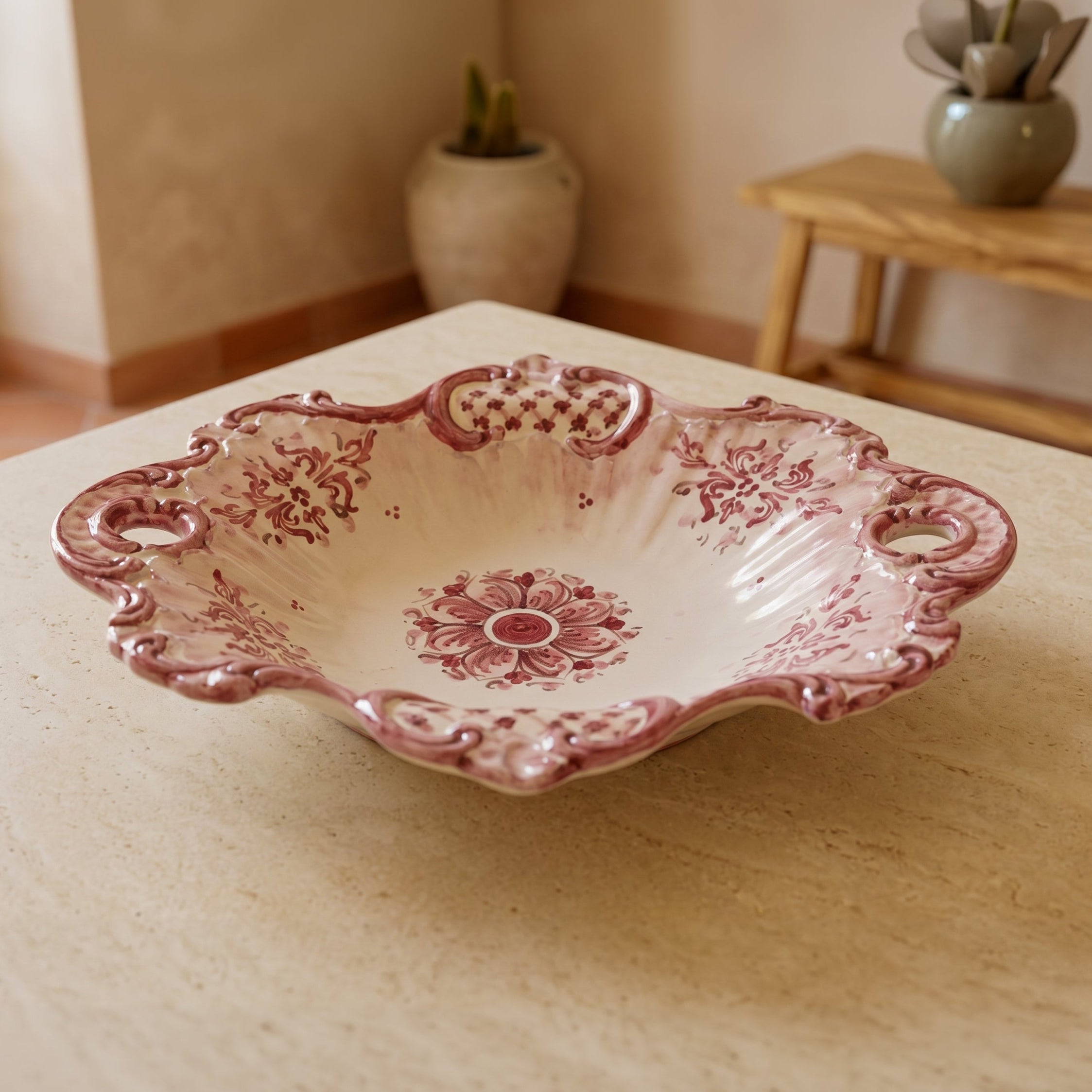 Sizilianischer Tafelaufsatz Keramik 38×33 cm, Mono Bordeaux, Kunstedition – Sizilianische Majolika aus Caltagirone
