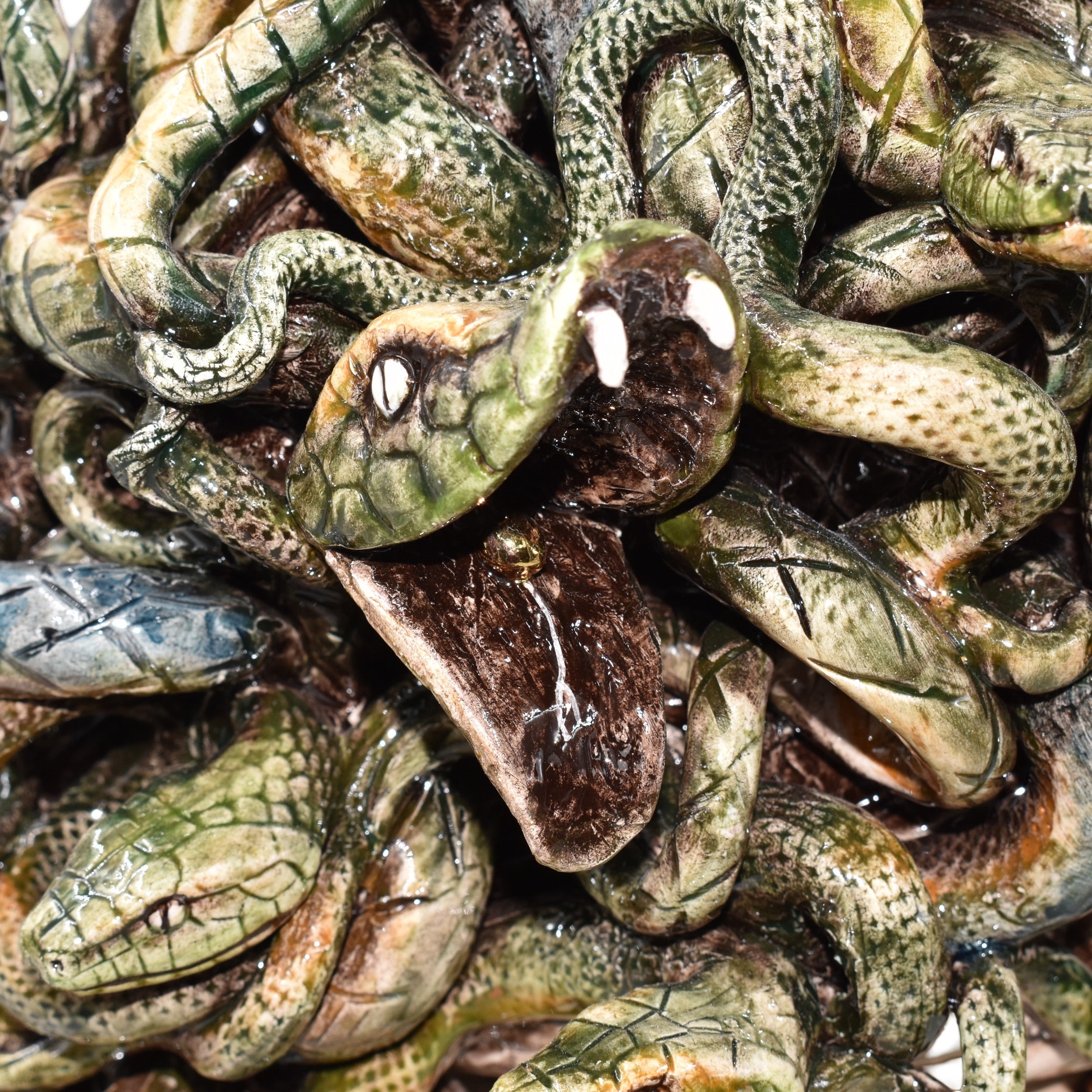 Medusa head h 48 mother of pearl antique gold and lustre