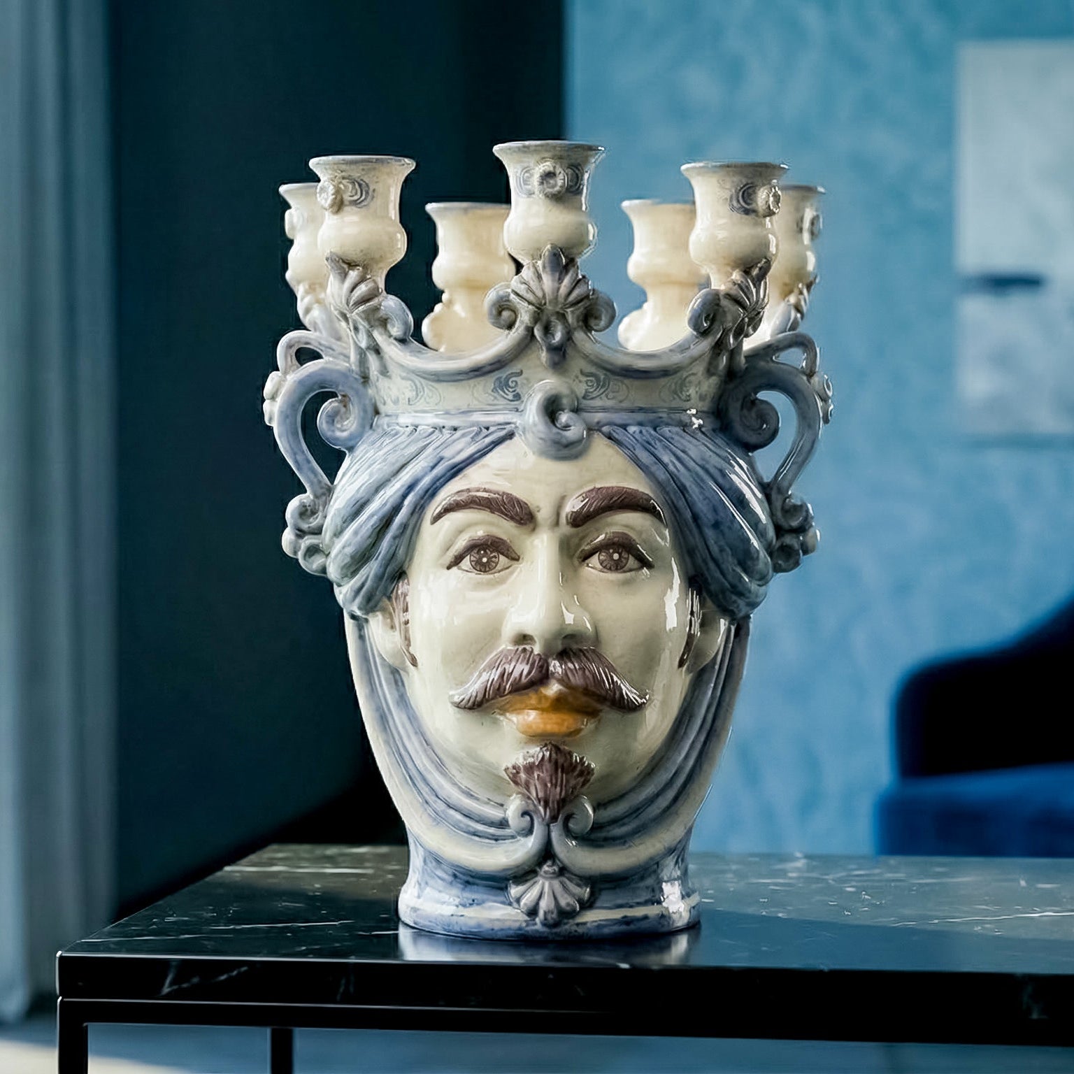 Cabeza de Moro Candelabro H 25 cm, Hombre Blanco, Mono Azul – Testa di Moro de Caltagirone, Sicilia