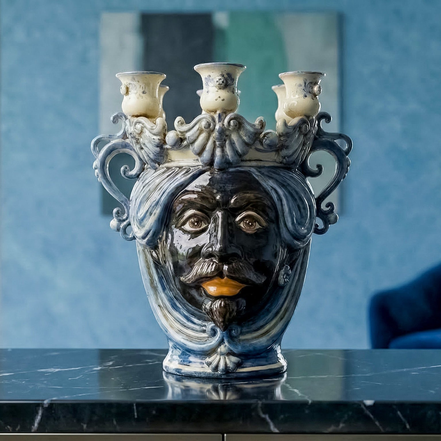Cabeza de Moro Candelabro H 25 cm, Hombre Moro, Mono Azul – Testa di Moro de Caltagirone, Sicilia