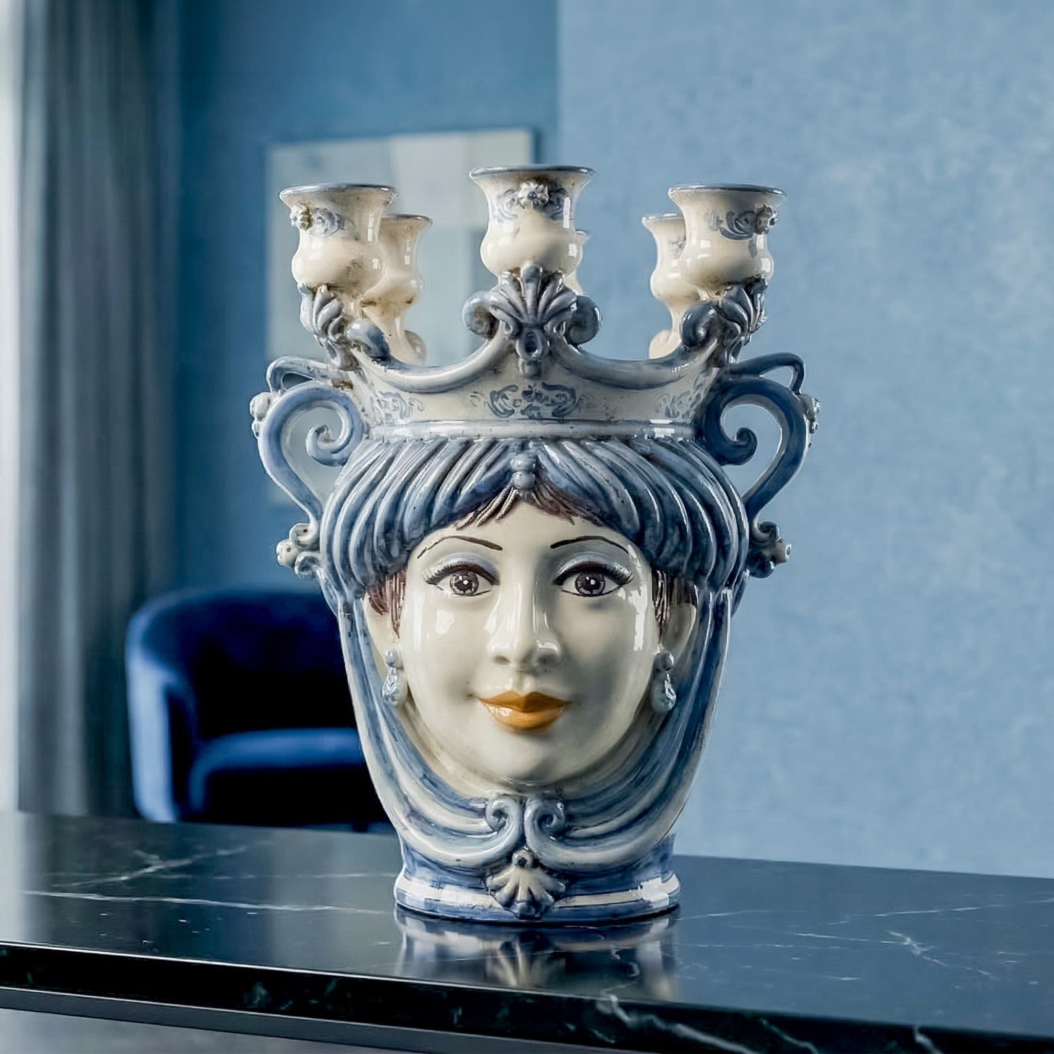 Jarrón Siciliano Candelabro H 25 cm, Mujer, Mono Azul – Testa di Moro de Caltagirone, Sicilia