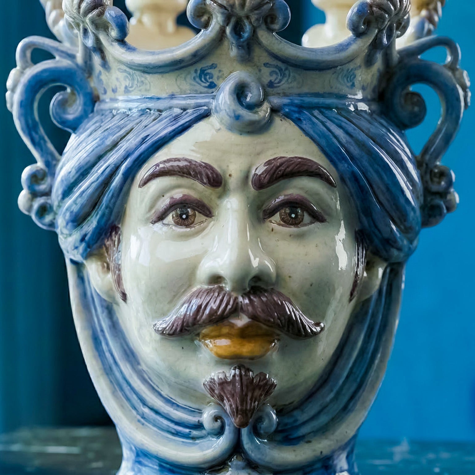 Cabeza de Moro Candelabro H 25 cm, Hombre Blanco, Mono Azul – Testa di Moro de Caltagirone, Sicilia
