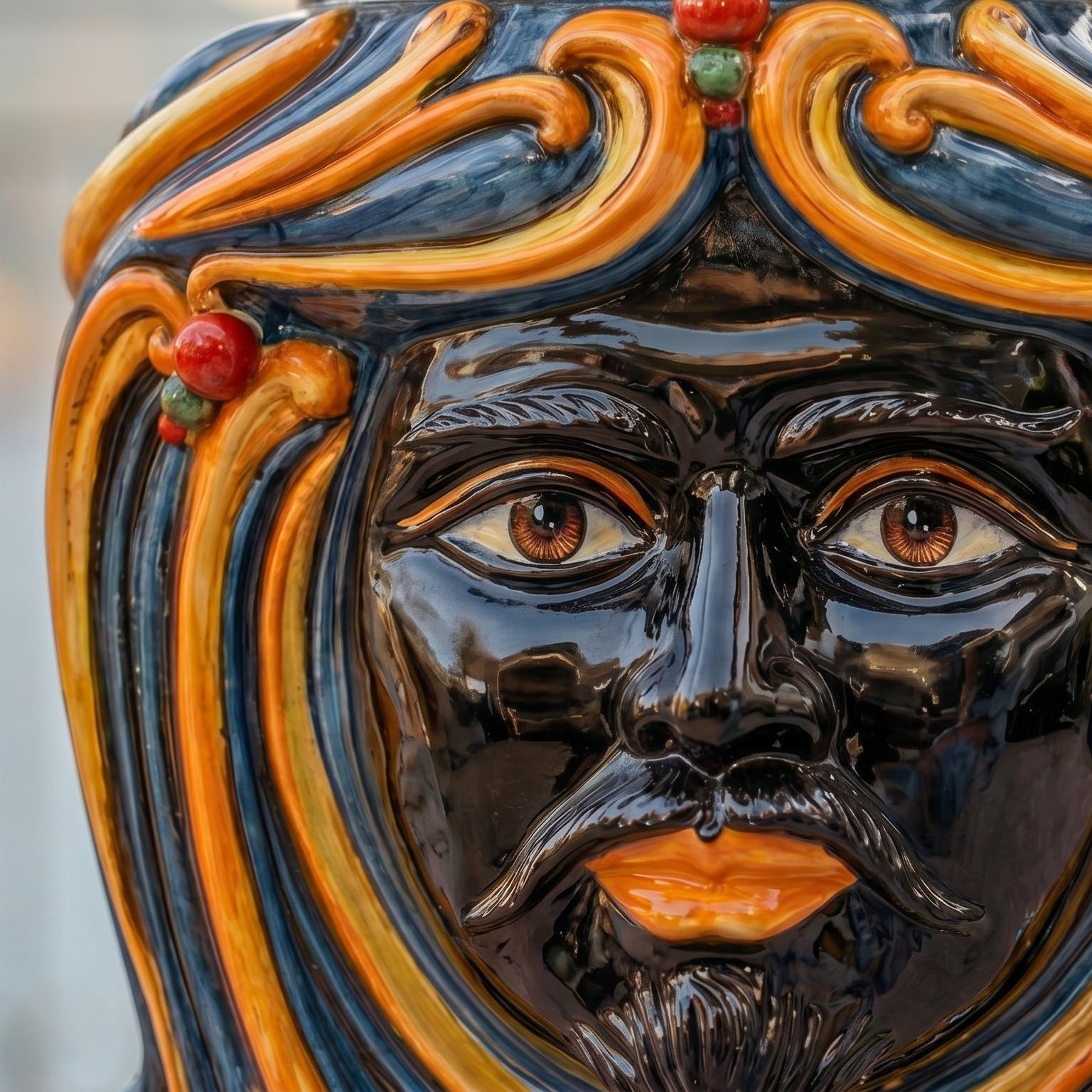 Puf Cerámica Siciliana, Azul y Naranja – Cerámica Caltagirone – tradición artesanal siciliana