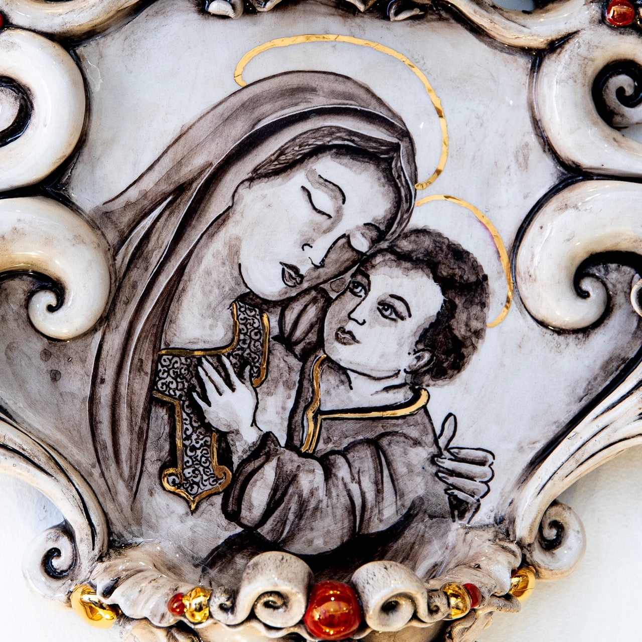 Acquasantiera grande appl 25×35 madonna maria con gesù madreperla antichizzato oro e lustri