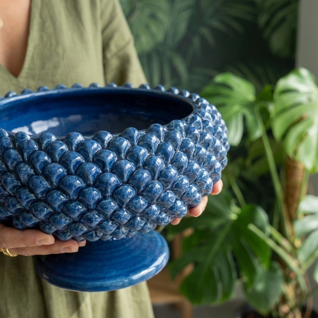 Centrotavola ceramiche Caltagirone fatti a mano blu, in ambiente moderno con piante