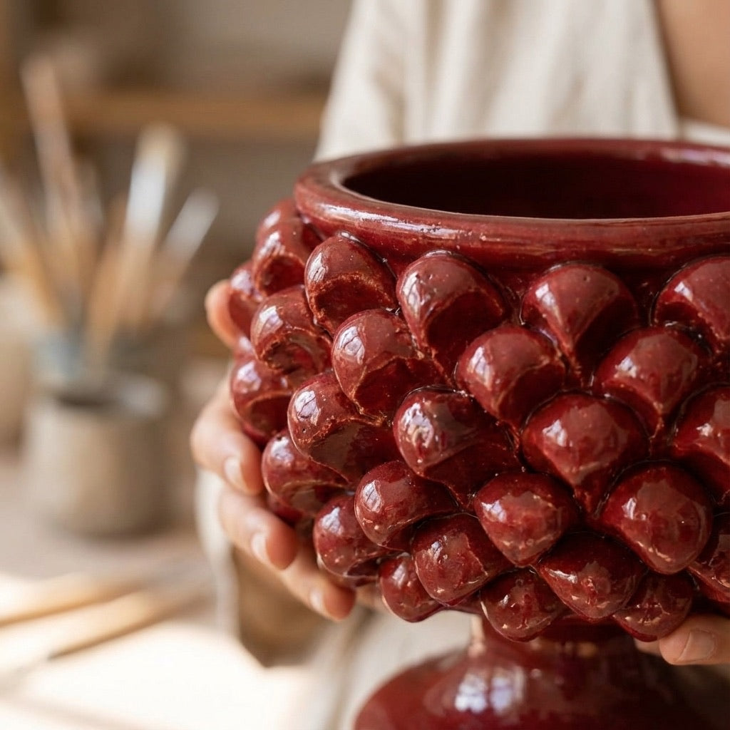 Vaso mezza pigna bordeaux in ceramica di Caltagirone
