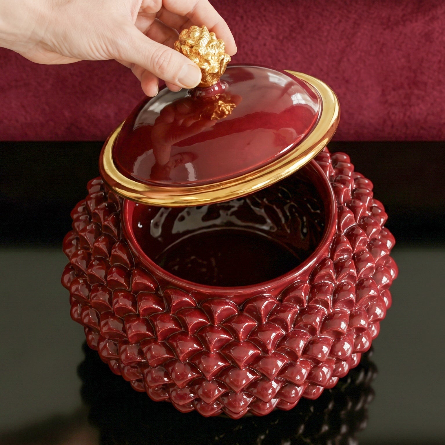 Pinienzapfen-Keksdose aus Caltagirone-Keramik Ø 20 cm — Bordeaux und Gold
