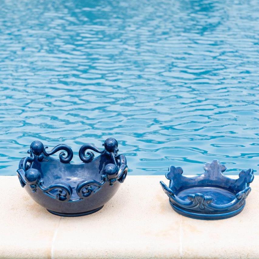 Centrotavola blu intenso ceramiche di Caltagirone fatti a mano in stile moderno, bordo piscina