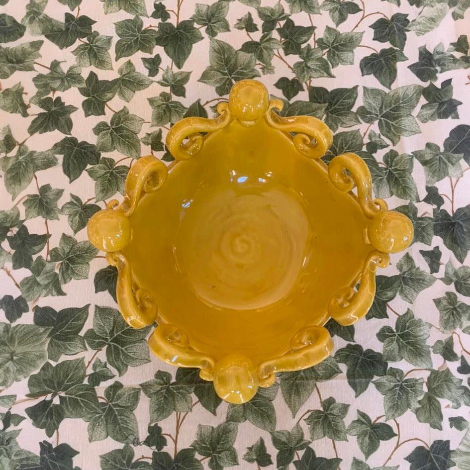Centrotavola in ceramica gialla senape, ceramiche caltagirone fatti a mano, stile tradizionale.