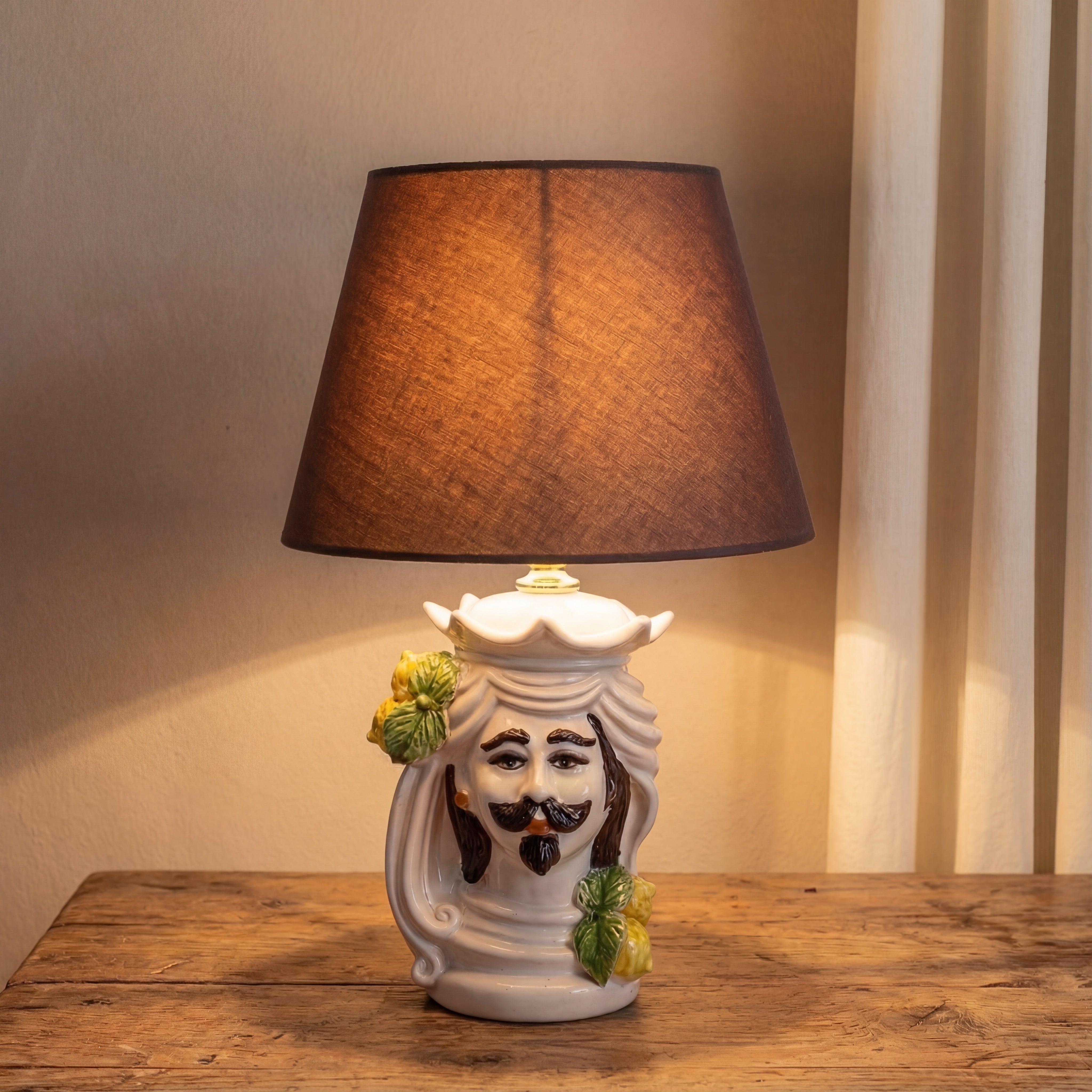 Lume a testa di moro h 15 c/espressione White and Lemon (h35 c/paralume Ø20) - Ceramiche di Caltagirone Sofia