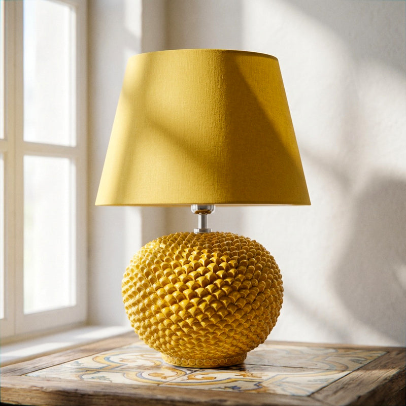 Italienische Pinienzapfen-Kugellampe, Senfgelb – Caltagirone Keramik – Italienische Tischlampen-Tradition